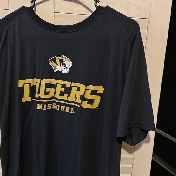 Majestic section 101 size large, Missouri Tigers, short sleeve shirt - Picture 2 of 4